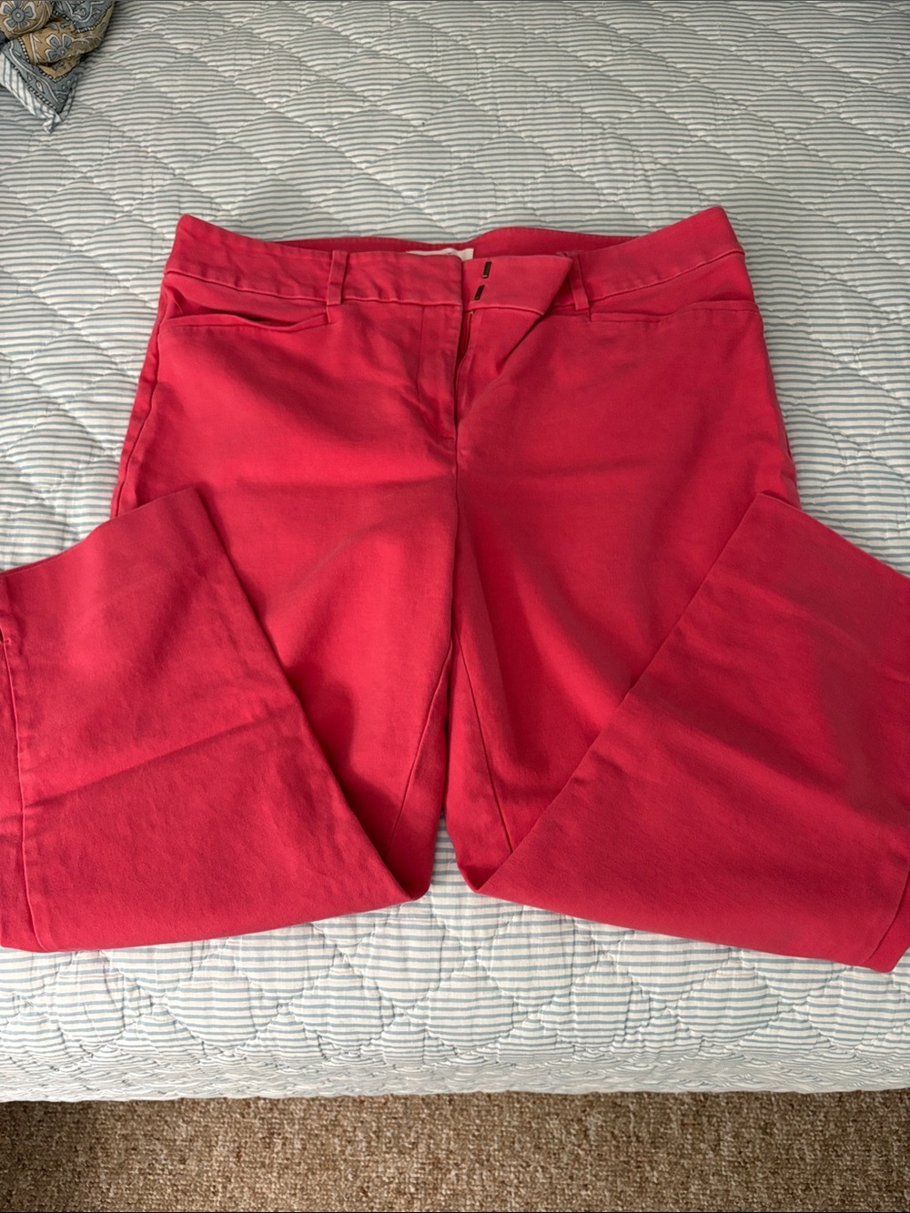 LOFT Curvy Crop capris in Coral Pink